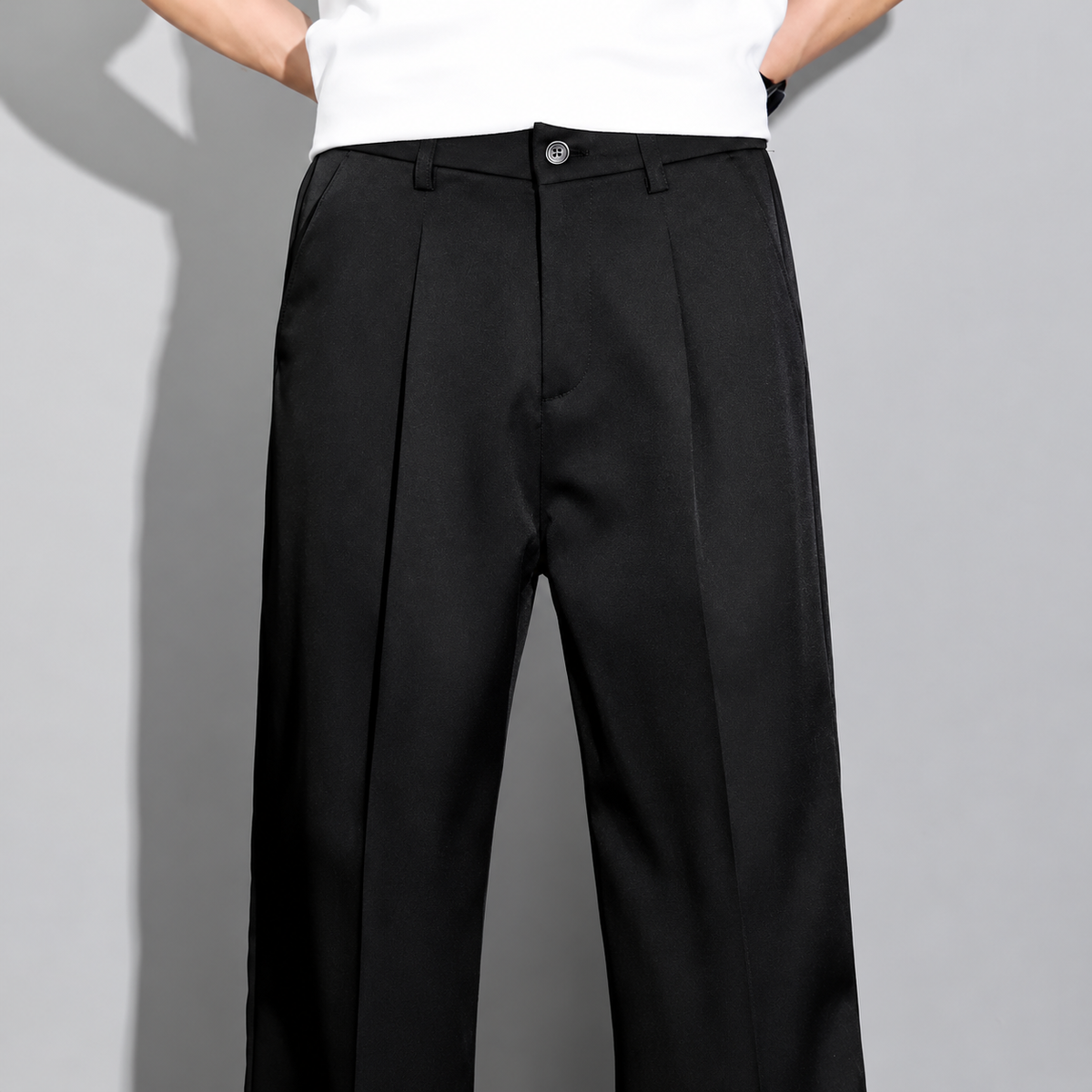 Pantalon droit ample et fluide — visuel retouché par IA à partir de la photo fournisseur