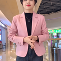 Petit blazer court femme — visuel retouché par IA à partir de la photo fournisseur