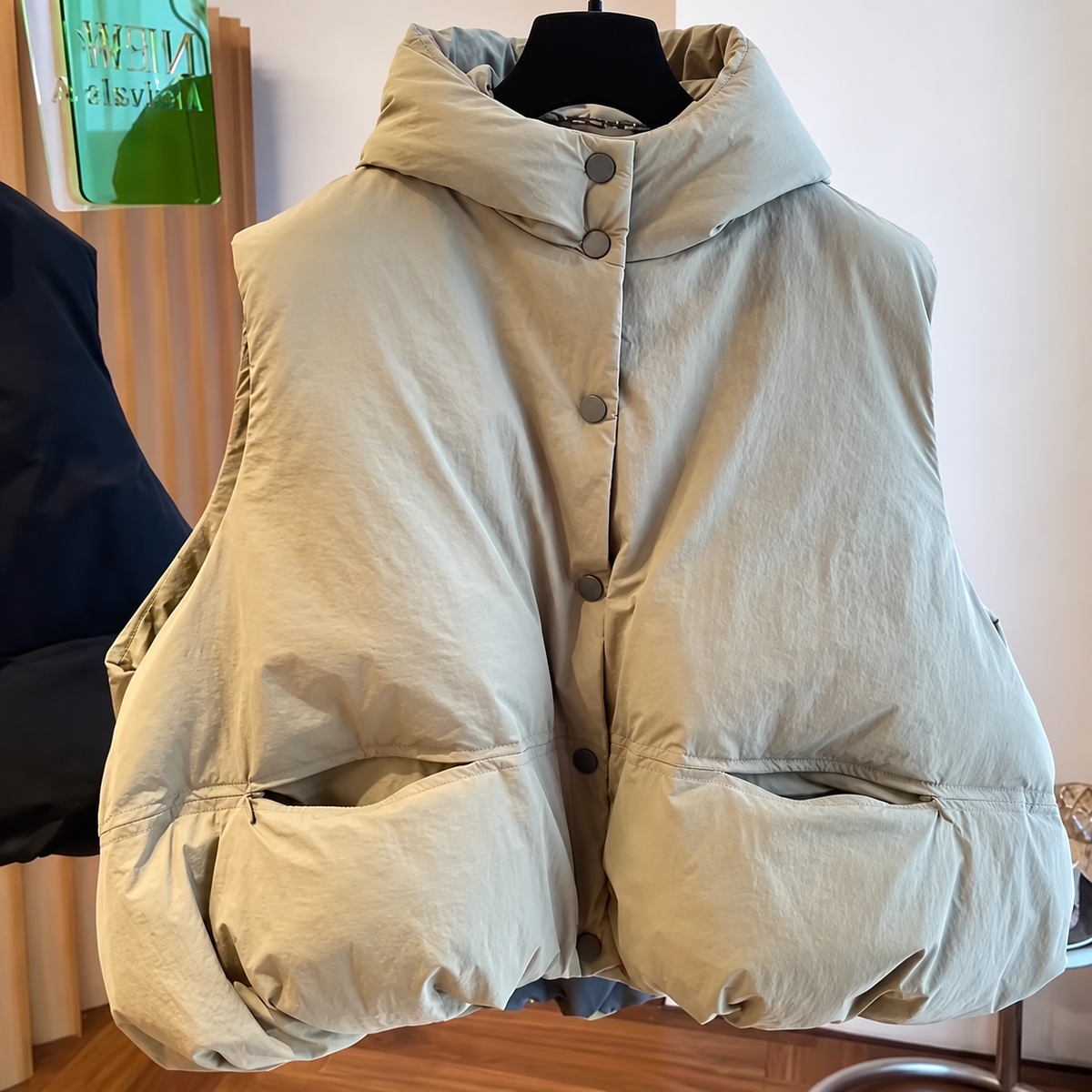Gilet matelassé ample à col montant — visuel retouché par IA à partir de la photo fournisseur