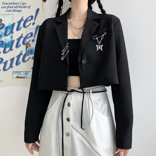 Blazer noir court avec chaîne métallique — visuel retouché par IA à partir de la photo fournisseur