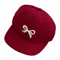 Casquette avec nœud brodé — visuel retouché par IA à partir de la photo fournisseur