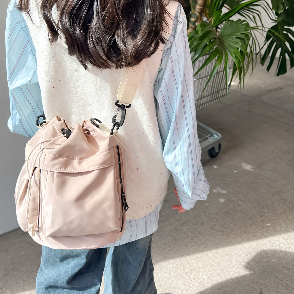Sac seau bandoulière en nylon — visuel retouché par IA à partir de la photo fournisseur