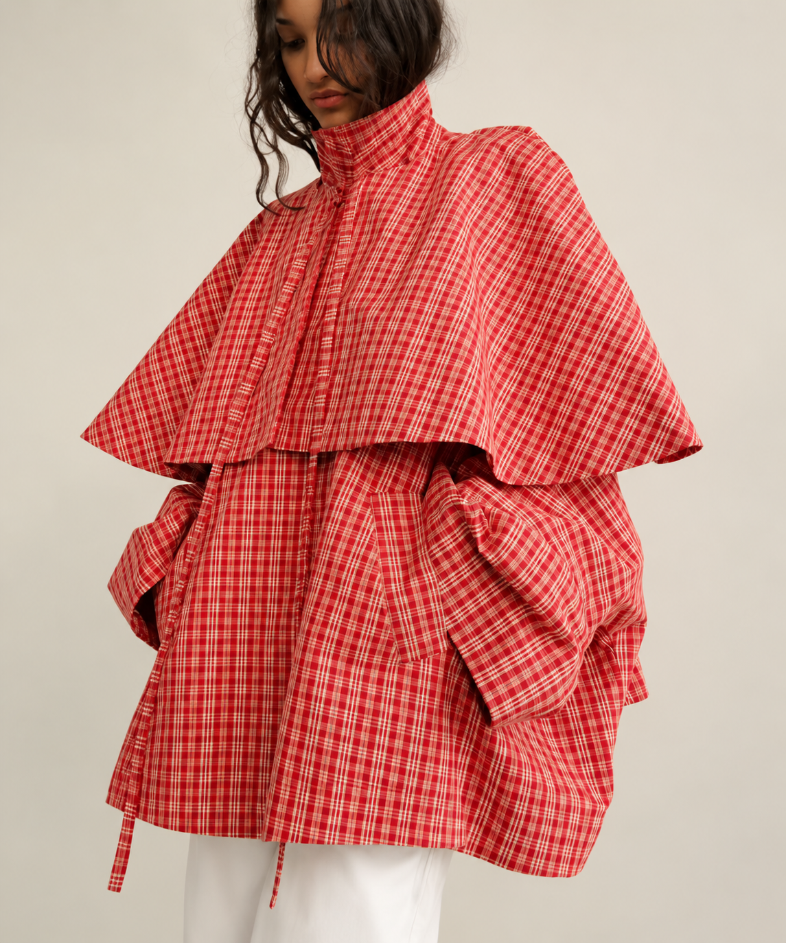 Veste-cape rouge à carreaux