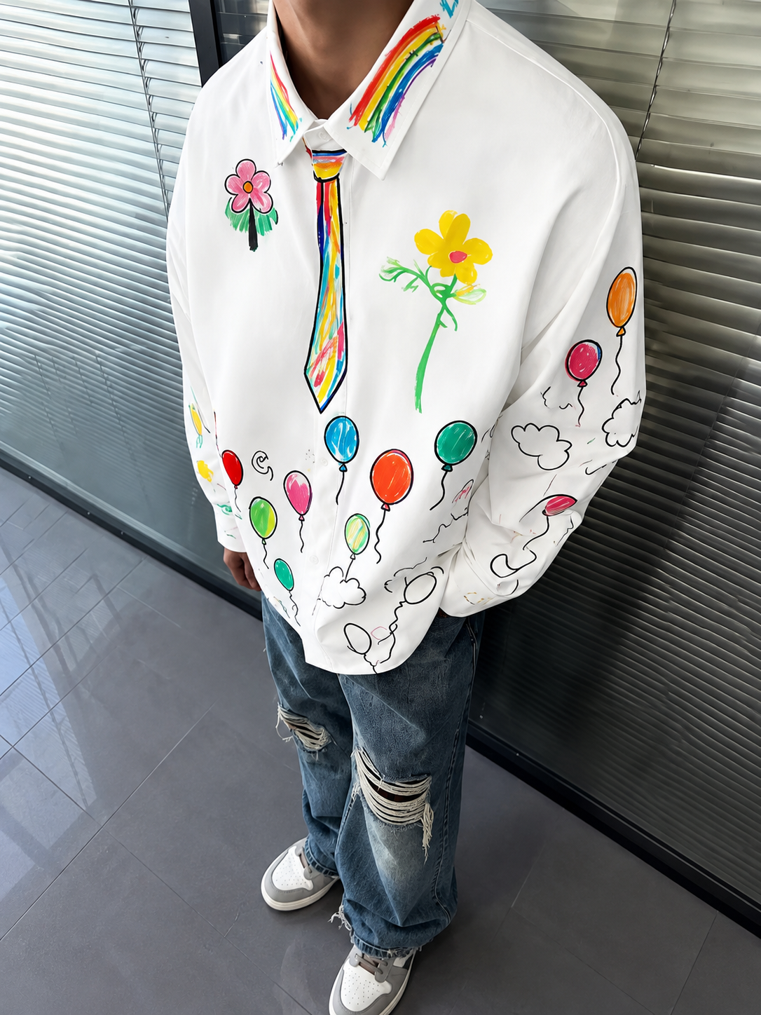 Chemise blanche à dessins multicolores et cravate illustrée