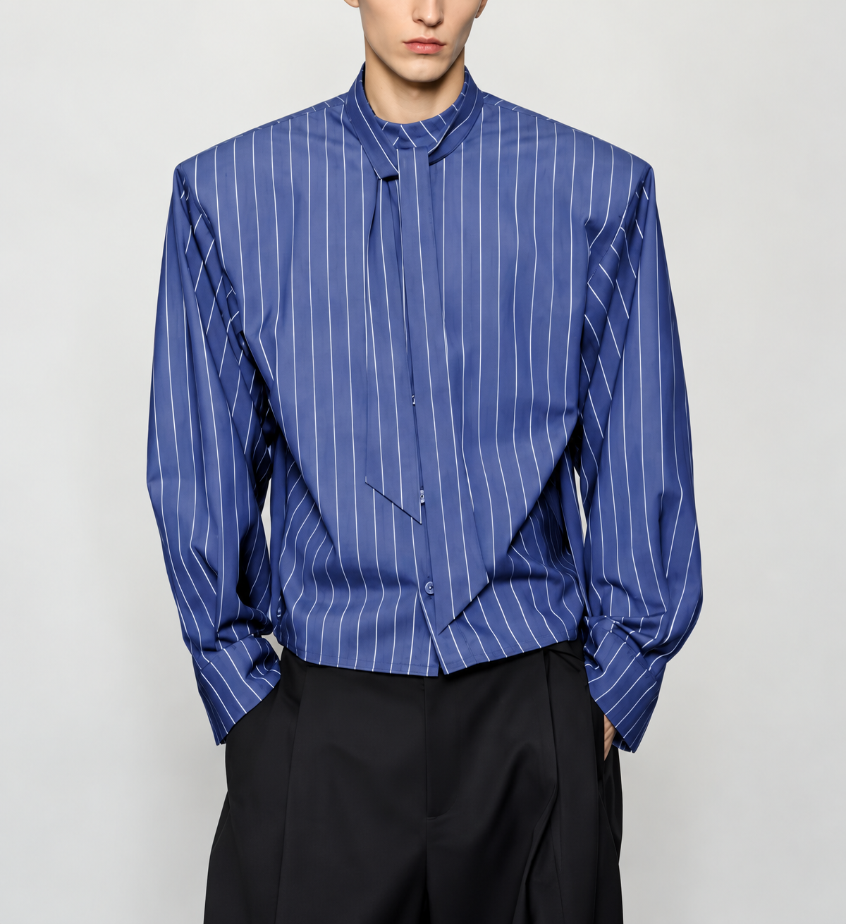 Chemise bleue rayée à plastron pointu