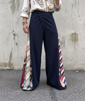 Pantalon bleu marine à côtés imprimés
