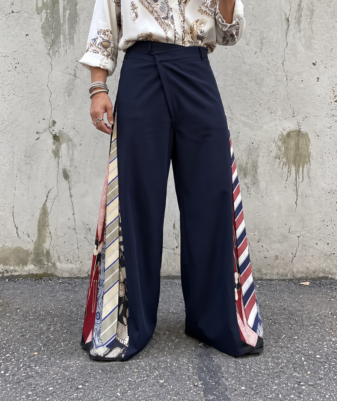 Pantalon bleu marine à côtés imprimés