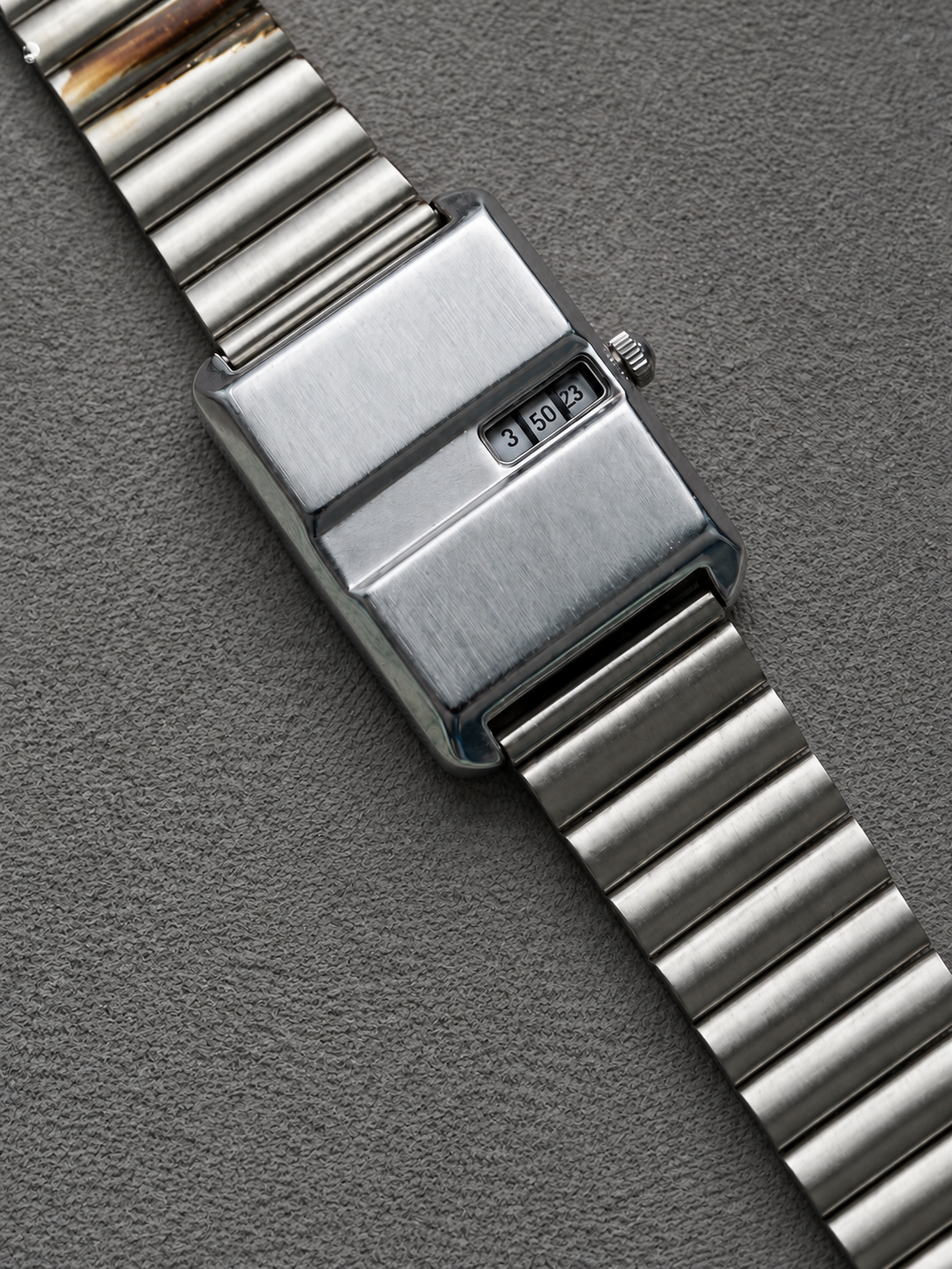 Montre rectangulaire argentée à affichage par guichet