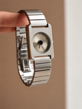 Montre argentée à cadran rond dans un boîtier rectangulaire