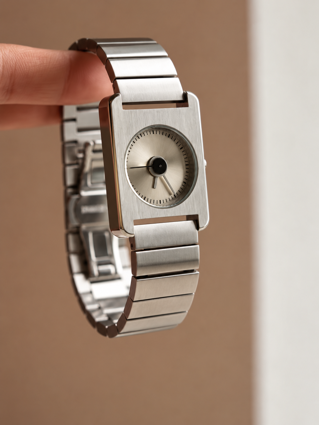 Montre argentée à cadran rond dans un boîtier rectangulaire