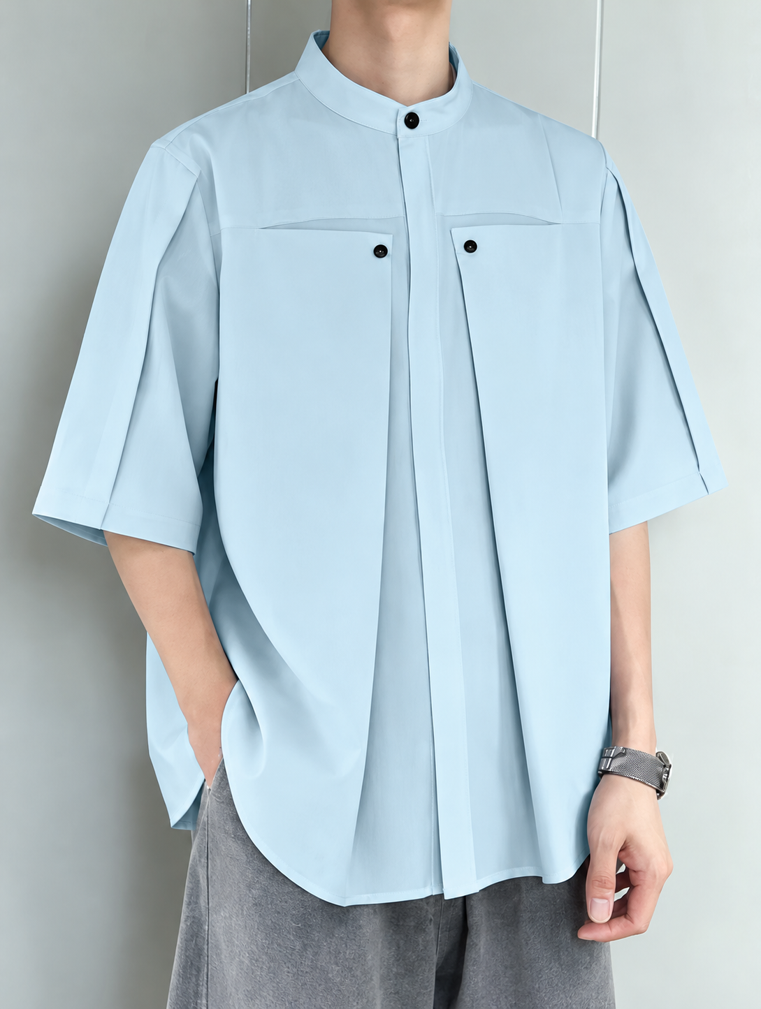 Chemise bleu clair à col montant et poches boutonnées