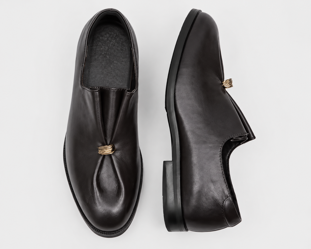 Mocassins noirs plissés à détail doré