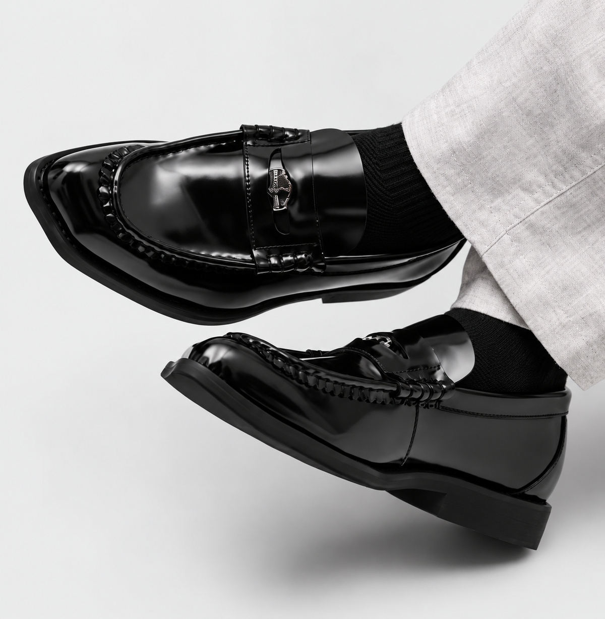 Mocassins noirs brillants à détail métallique