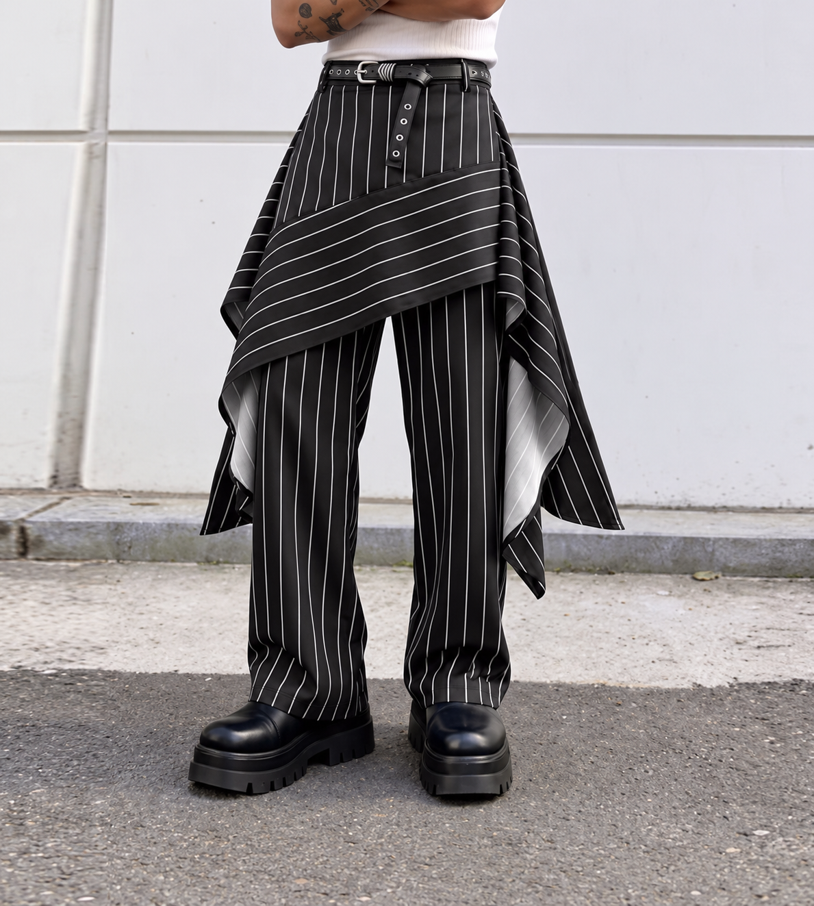 Pantalon rayé à empiècements drapés