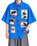 Chemise bleue à carreaux et motifs chats — vue principale sur fond blanc
