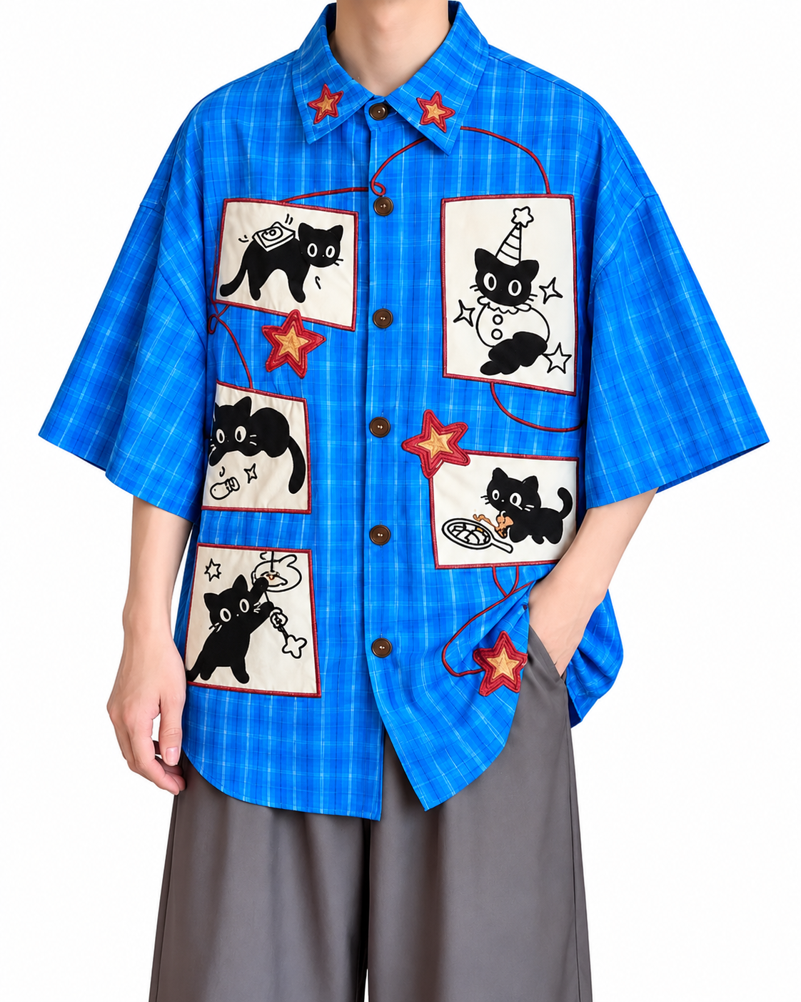 Chemise bleue à carreaux et motifs chats — vue complémentaire simulée sur fond blanc