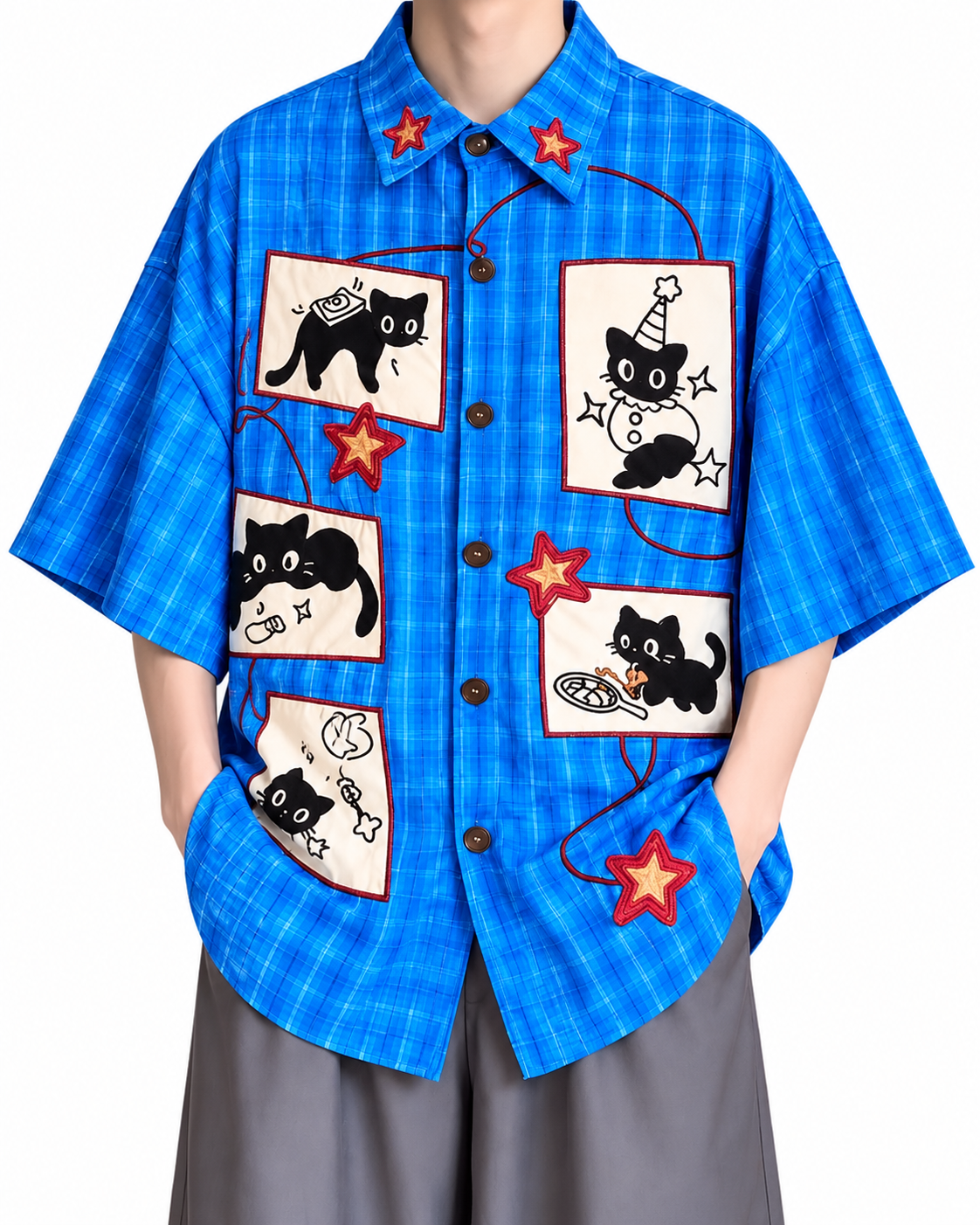 Chemise bleue à carreaux et motifs chats — vue complémentaire simulée sur fond blanc