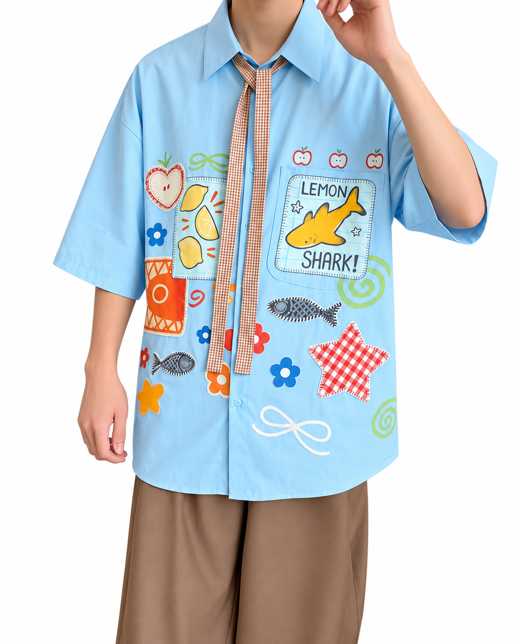 Chemise bleue à motifs ludiques et lien vichy — vue principale sur fond blanc