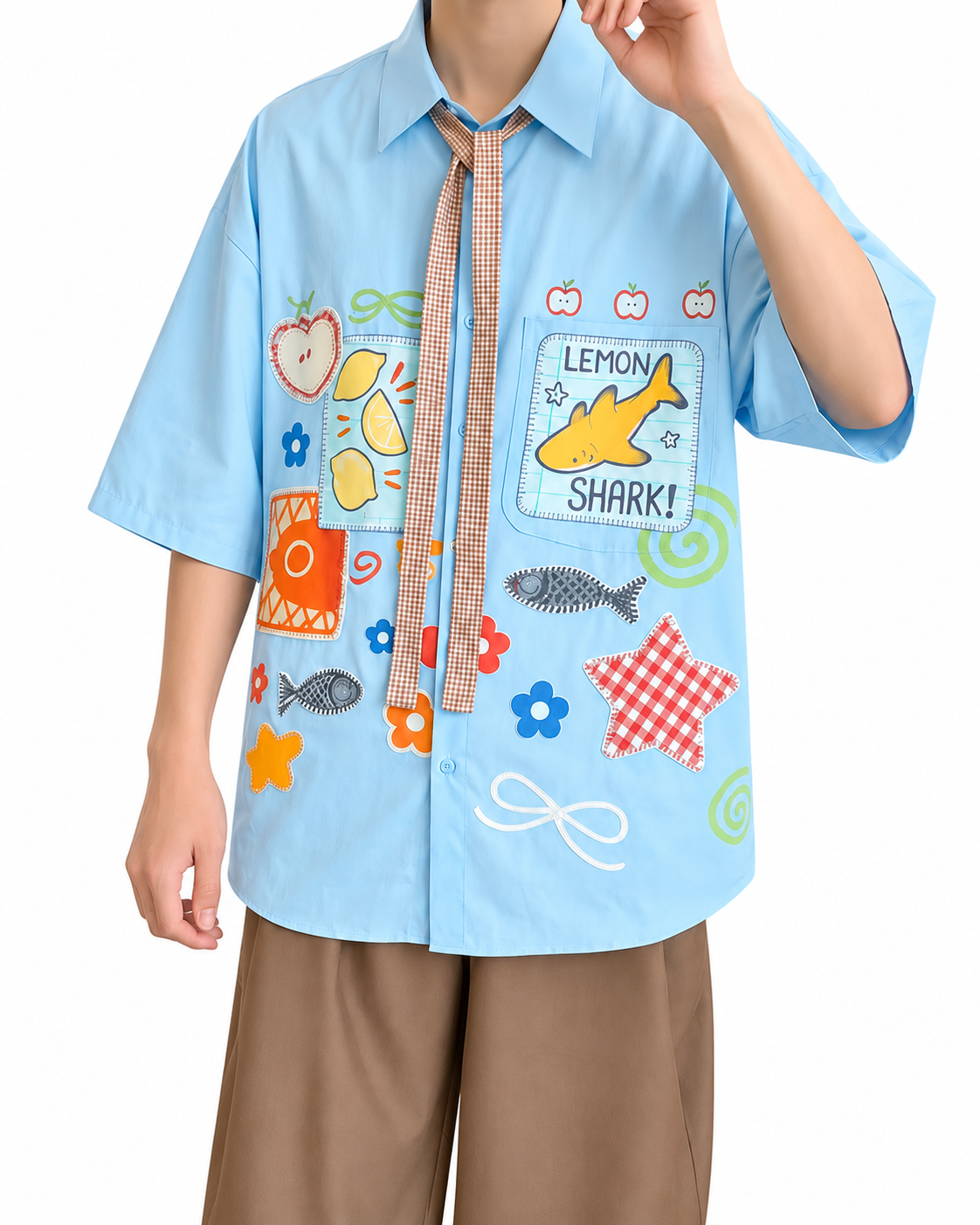 Chemise bleue à motifs ludiques et lien vichy — vue complémentaire simulée sur fond blanc