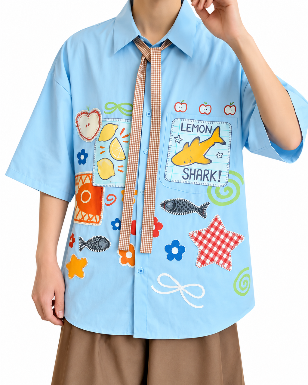 Chemise bleue à motifs ludiques et lien vichy — vue complémentaire simulée sur fond blanc