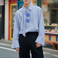 Chemise rayée à col noué et deux fleurs