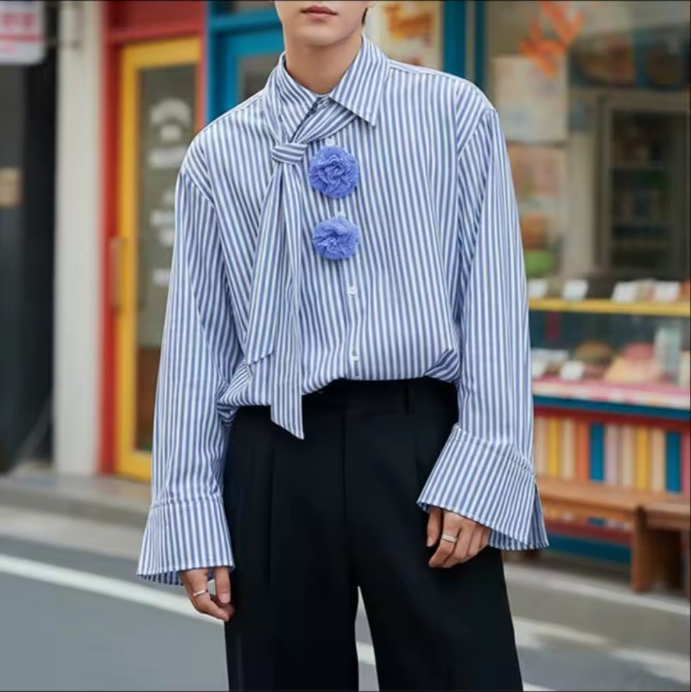Chemise rayée à col noué et deux fleurs