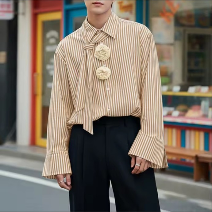 Chemise rayée à col noué et deux fleurs
