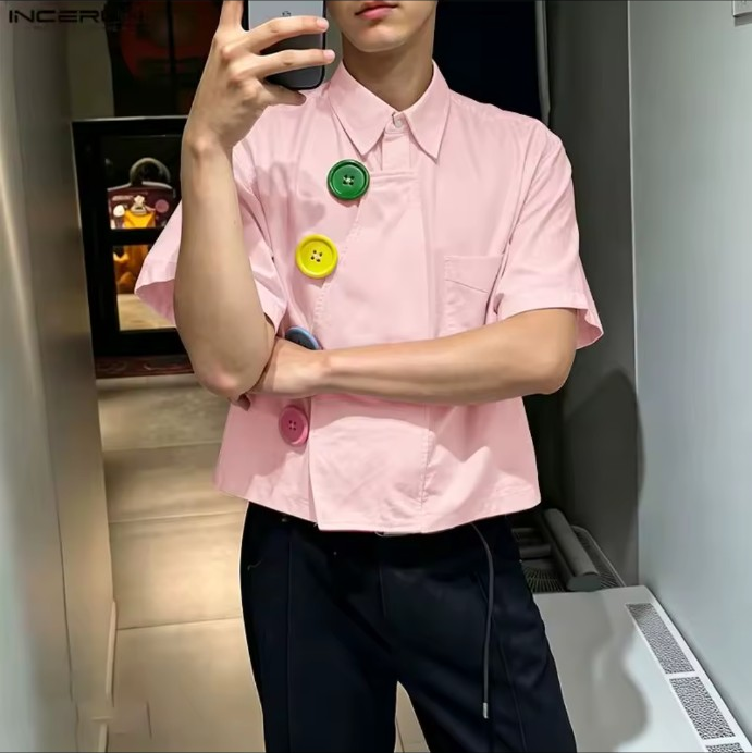 Chemise rose à gros boutons colorés