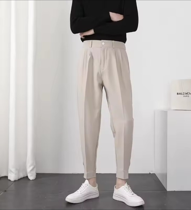 Pantalon beige à pinces, coupe fuselée