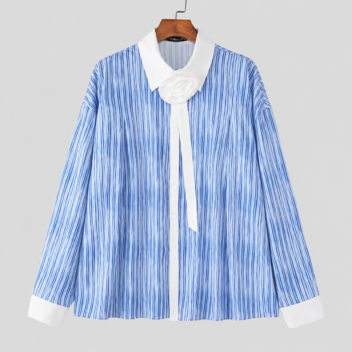 Chemise bleue rayée à fleur blanche