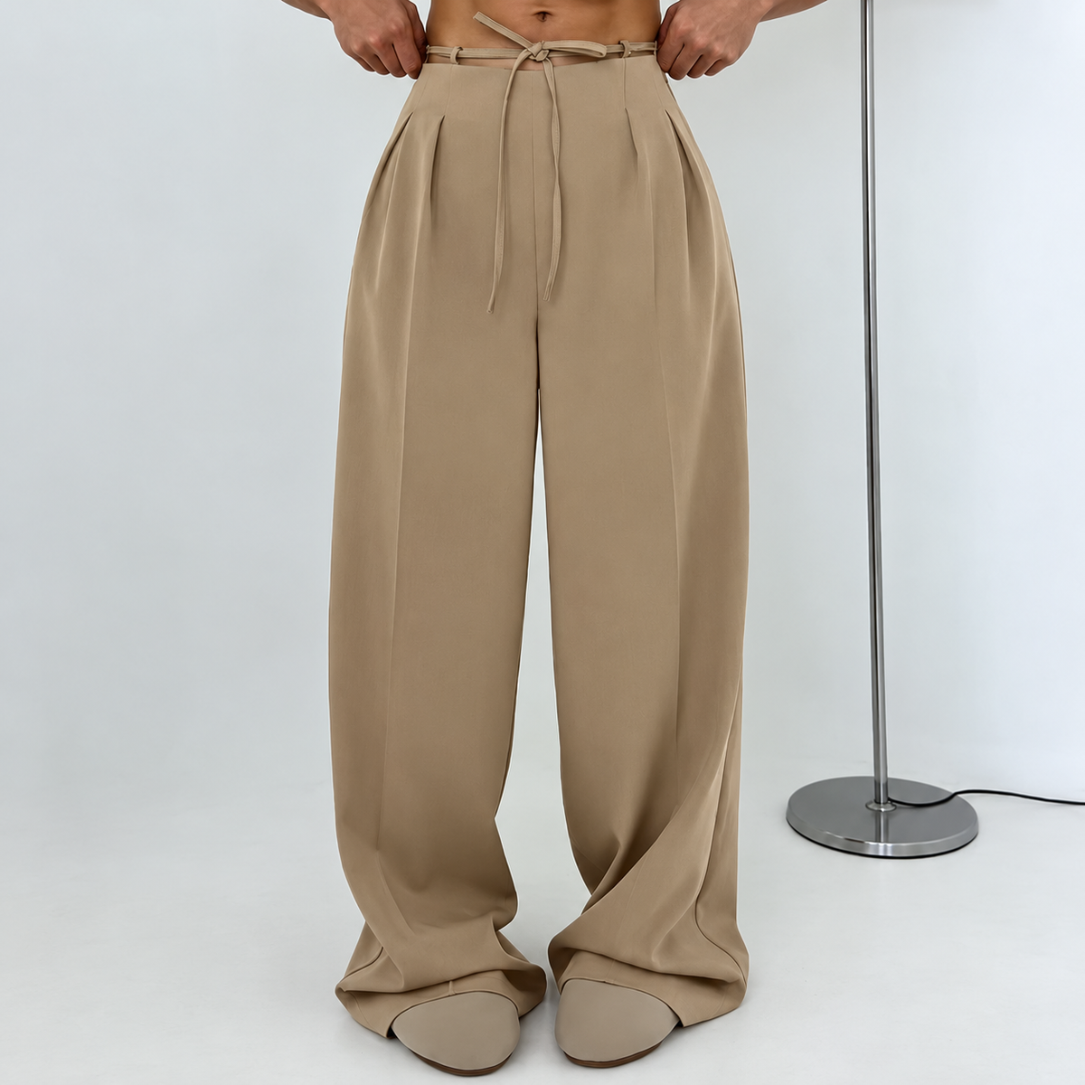 Pantalon ample à pinces et lien à nouer